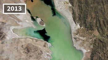 Danau Poopó, danau terbesar kedua di Bolivia mengering. Foto: NASA via Bored Panda
