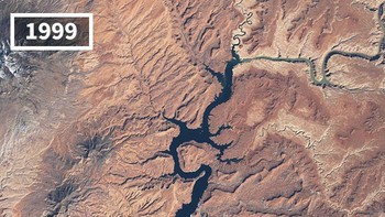 Kekeringan berkepanjangan menyebabkan penurunan dramatis pada permukaan air Danau Powell Foto: NASA via Bored Panda