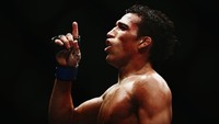Charles Oliveira merupakan petarung senior di UFC. Peringkatnya di kelas ringan mulai terus naik ke atas, terakhir mampu mengalahkan Tony Ferguson (Getty Images)
