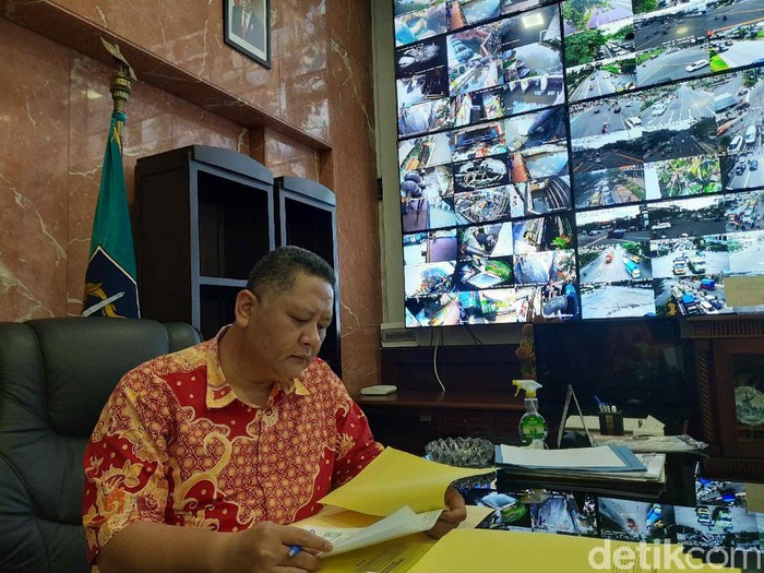Sebanyak 77.760 vaksin COVID-19 tiba di Jatim pada Senin (4/1). Plt Wali Kota Surabaya Whisnu Sakti Buana bersama Mendagri, Menkes dan BNPB rapat koordinasi (rakor) pada Selasa (5/1) secara virtual, terkait vaksinasi.