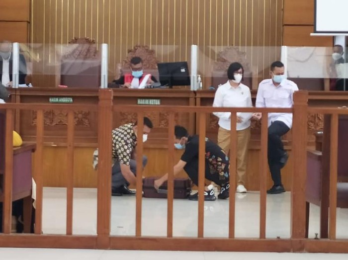 Polda Metro Jaya menyerahkan bukti tertulis dalam sidang praperadilan Habib Rizieq di PN Jaksel.