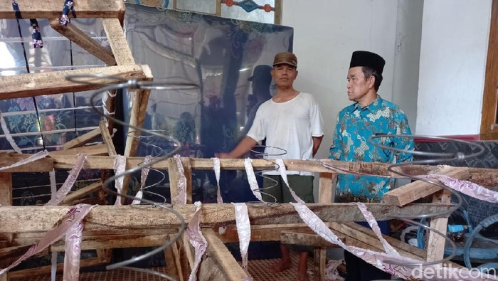 Polisi dan Camat Pangkah, Kabupaten Tegal, mendatangi lokasi pembuatan spring bed abal-abal, Rabu (6/1/2021)