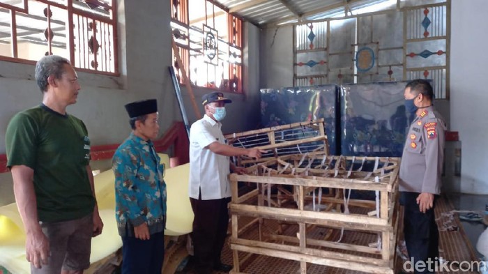 Polisi dan Camat Pangkah, Kabupaten Tegal, mendatangi lokasi pembuatan spring bed abal-abal, Rabu (6/1/2021)