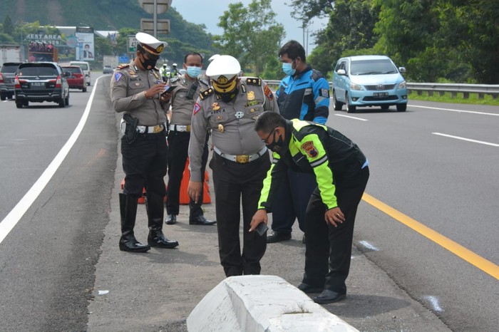 Polisi olah TKP kecelakaan di tol Semarang-Solo yang tewaskan Chacha Sherly eks Trio Macan, Selasa (5/1/2021).