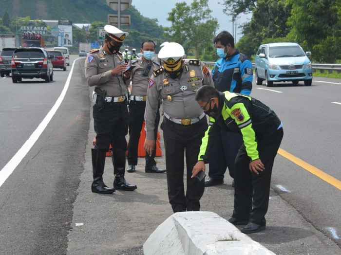 Polisi olah TKP kecelakaan di tol Semarang-Solo yang tewaskan Chacha Sherly eks Trio Macan, Selasa (5/1/2021).