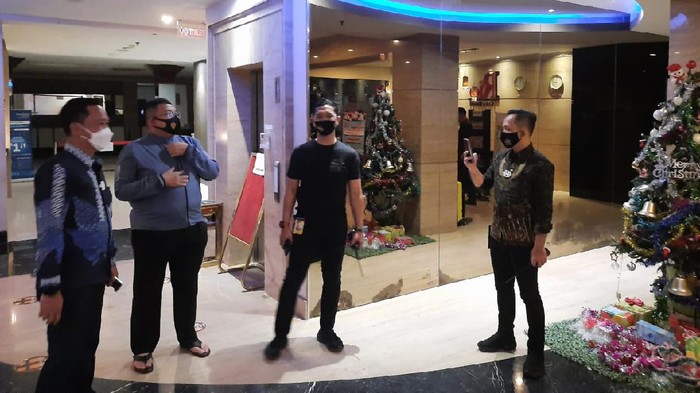 Polisi saat berada di hotel lokasi penemuan mayat wanita (dok. Istimewa)