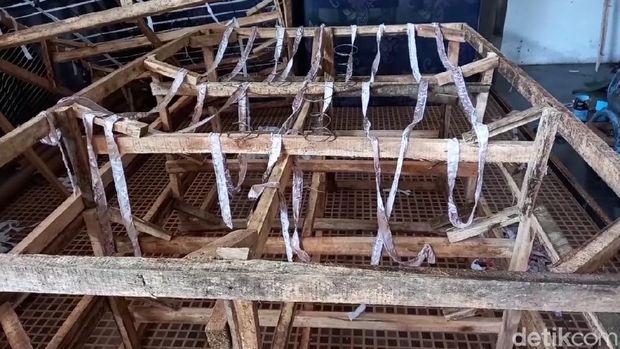 Kasur pegas abal yang saat dibongkar berisi kardus ternyata dibuat di Kabupaten Tegal, Jawa Tengah. Polisi dan Camat setempat pun mendatangi produsen kasur tersebut.