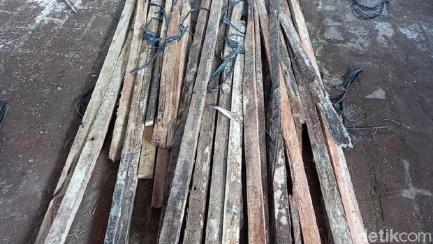 Kasur pegas abal yang saat dibongkar berisi kardus ternyata dibuat di Kabupaten Tegal, Jawa Tengah. Polisi dan Camat setempat pun mendatangi produsen kasur tersebut.