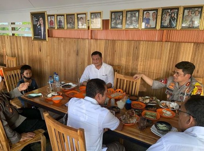 Mulia! 5 Polisi Ini Traktir Sayuran dan Gorengan untuk Masyarakat
