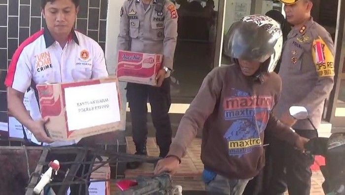 Mulia! 5 Polisi Ini Traktir Sayuran dan Gorengan untuk Masyarakat