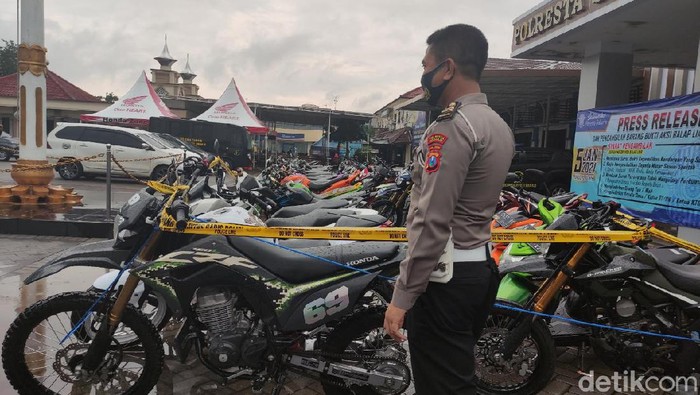 Sebanyak 50 motor yang terjaring razia balap liar akhir tahun sudah bisa diambil pemiliknya. Namun, ada syarat khusus yang harus dipenuhi.