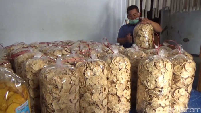 Produsen keripik tempe di Tulungagung memilih tidak menaikkan harga jual, meski harga kedelai meroket. Mengapa demikian?