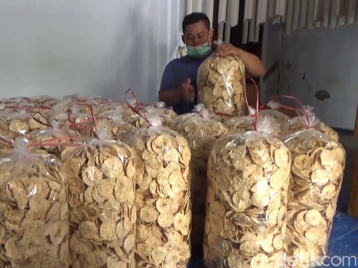 Produsen keripik tempe di Tulungagung memilih tidak menaikkan harga jual, meski harga kedelai meroket. Mengapa demikian?