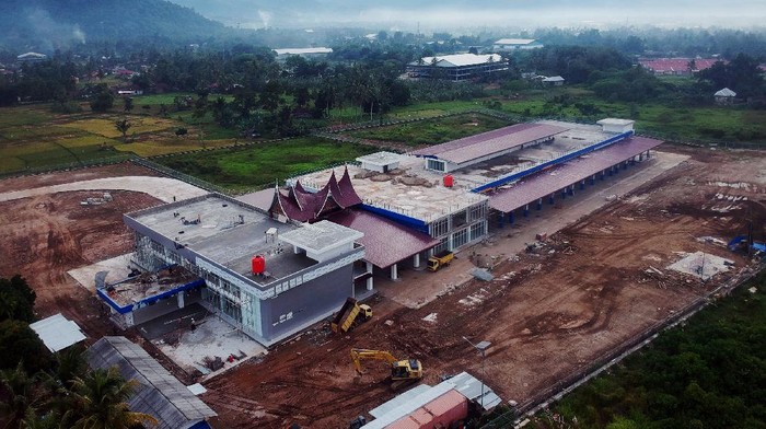 Progres Pembangunan Terminal Anak Air Padang Warga melintas di depan terminal tipe A yang sedang dalam tahap penyelesaian pembangunan di Anak Air, Kecamatan Koto Tangah, Kota Padang, Sumatera Barat, Rabu (6/1/2021). Pembangunan dengan dana SBSN (Surat Berharga Syariah Negara) sebesar Rp72 miliar itu ditargetkan dapat diuji coba operasionalnya menjelang Idul Fitri 2021 yang diharapkan bisa membantu mengurai kemacetan di Kota Padang. ANTARA FOTO/Iggoy el Fitra/aww.