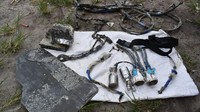 Elemen elektronik yang ditemukan di sekitar puing logam berbentuk setengah tabung yang diduga pecahan dari roket China (dok. Polda Kalteng)