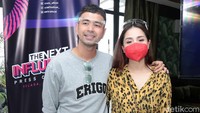 Raffi tampil santai dengan sweater dan jeans, sementara Nagita Slavina terlihat cantik menawan dengan kemeja kuning bermotif dan celana pendek hitam. Pool/Noel/detikFoto