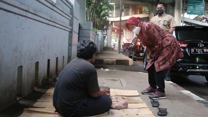 Risma Blusukan di Jaksel