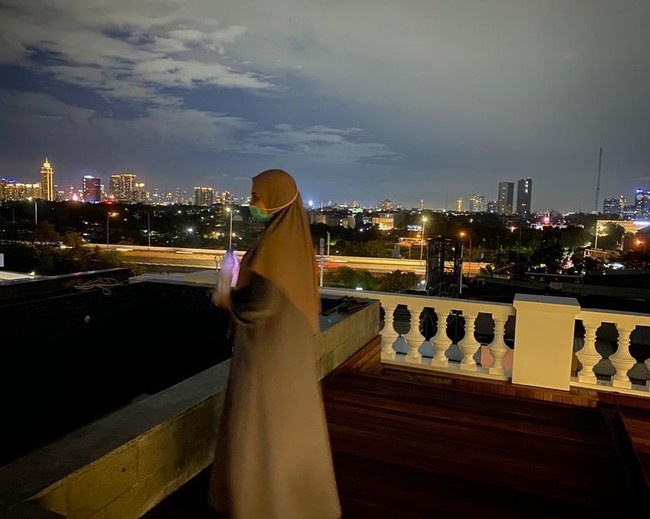 Berawal dari perjuangan nabung beli tanah 5 tahun yg lalu , tapi blum cukup uangnya buat bangun dan akhirnya kita mutusin jual 2 tempat tinggal yang lama buat bangun ini, karna kita komit mau belajar gak ada kredit Riba, tulis Zaskia. Rumah tersebut hadir dengan konsep rooftop yang menawarkan panorama kota Jakarta. (Foto: Instagram/@zaskiasungkar15)