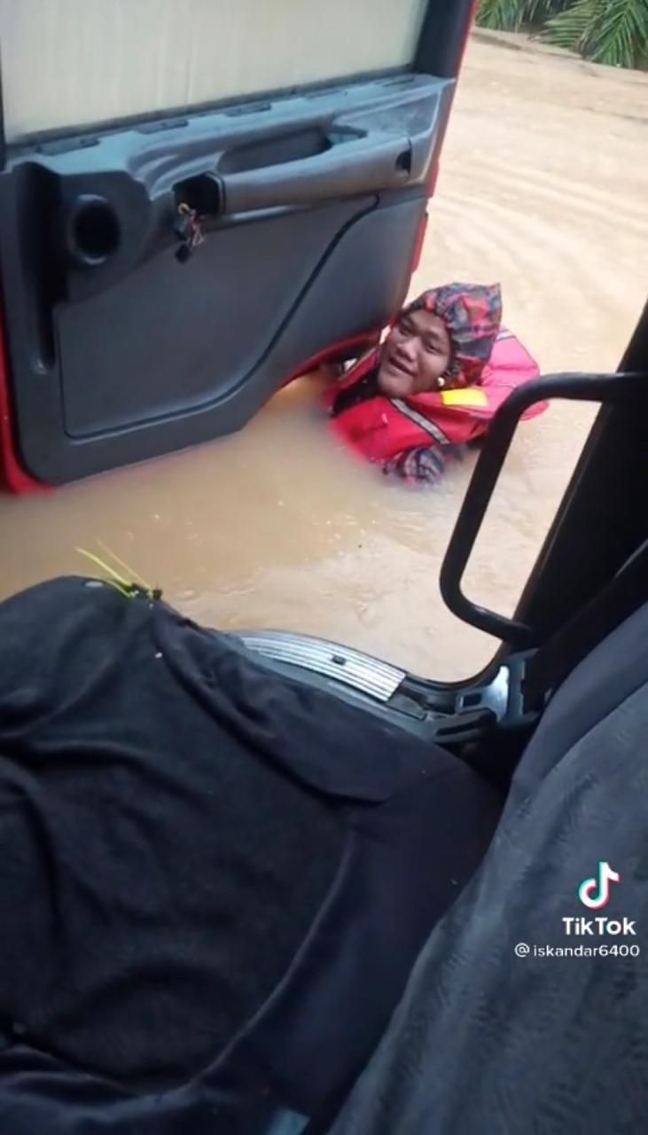 Santuy! Terjebak Banjir di Dalam Truk, Pria Ini Asyik Masak Mie Instan