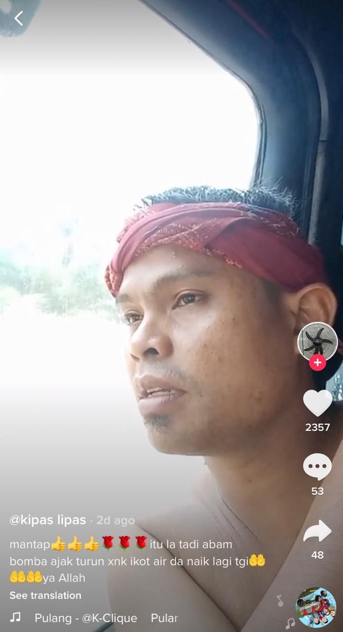 Santuy! Terjebak Banjir di Dalam Truk, Pria Ini Asyik Masak Mie Instan