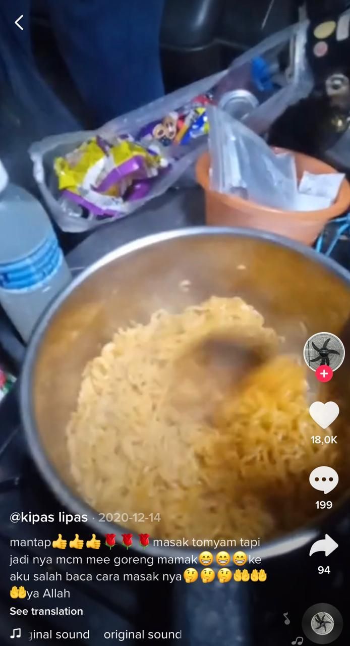 Santuy! Terjebak Banjir di Dalam Truk, Pria Ini Asyik Masak Mie Instan