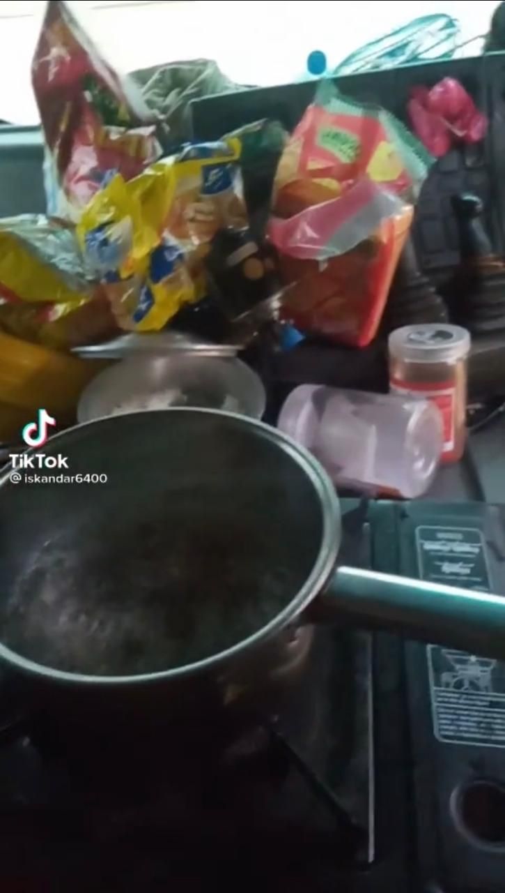 Santuy! Terjebak Banjir di Dalam Truk, Pria Ini Asyik Masak Mie Instan