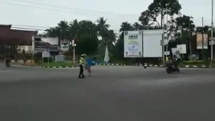 Screenshot video viral polantas diserang pemotor di Babel (dok. Istimewa)