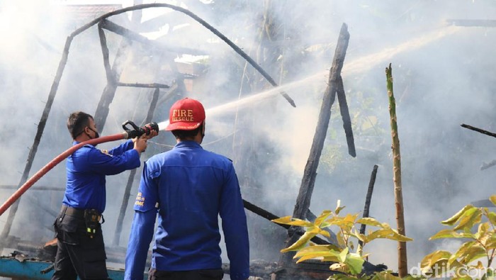 Sebuah kobong ponpes salafi di Lebak Banten terbakar
