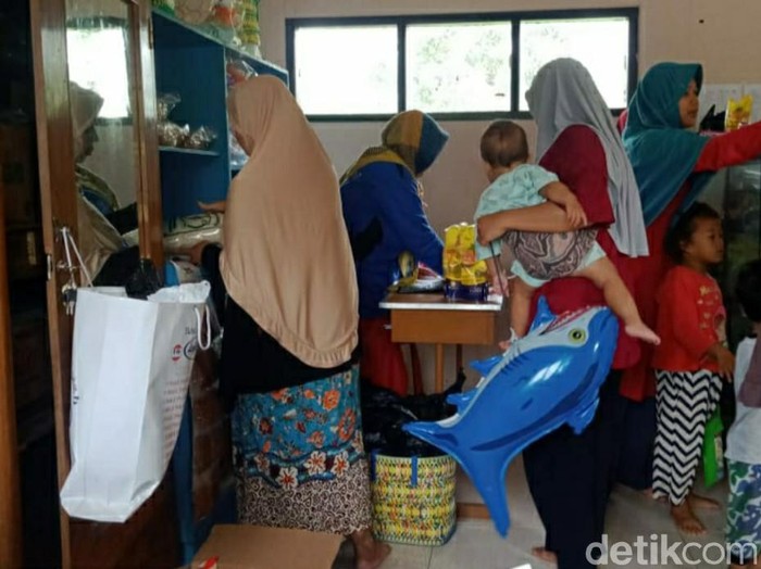 Sejumlah ibu di Ciamis tengah menukarkan sampah dengan sembako.
