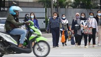 Adapun kriteria yang dimaksud adalah membatasi tempat kerja dengan work from home 75 persen dengan melakukan protokol kesehatan secara ketat dan kegiatan belajar mengajar dilakukan secara daring.