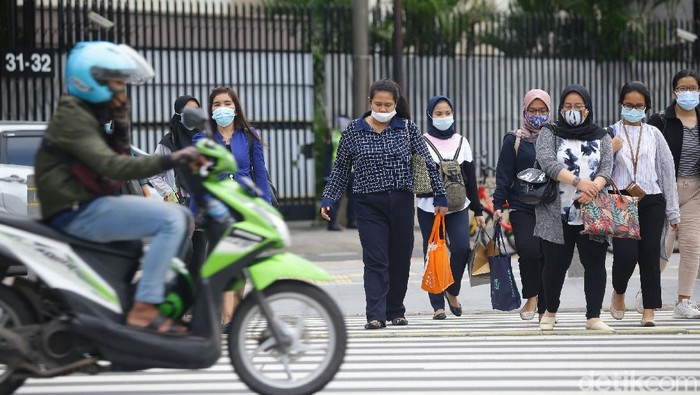 Pemerintah membuat kriteria pembatasan kegiatan masyarakat. Daerah-daerah yang masuk kriteria wajib melakukan pembatasan kegiatan, terutama di Pulau Jawa dan Bali.
