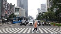 Sektor esensial yang kita sudah kita ketahui bersama berkaitan dengan kebutuhan pokok masyarakat tetap beroperasi 100 persen dengan pengaturan tentu jam operasional, kapasitas, dan menjaga protokol kesehatan secara ketat