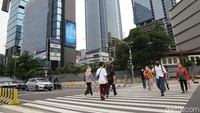 Melakukan pembatasan terhadap jam buka daripada kegiatan-kegiatan di pusat perbelanjaan sampai pukul 19.00, kemudian makan dan minum di tempat maksimal 25 persen dan pemesanan makanan melalaui take away atau delivery tetap diizinkan.