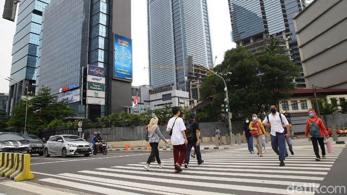 Pemerintah membuat kriteria pembatasan kegiatan masyarakat. Daerah-daerah yang masuk kriteria wajib melakukan pembatasan kegiatan, terutama di Pulau Jawa dan Bali.