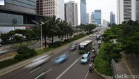 Mengizinkan kegiatan konstruksi beroperasi 100 persen dengan penerapan protokol kesehatan yang lebih ketat.
