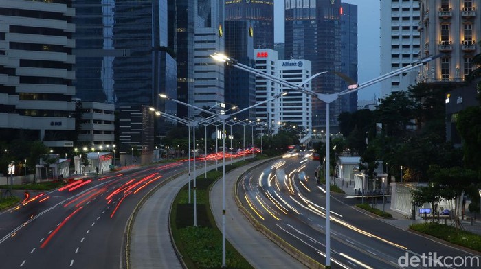 Pemerintah membuat kriteria pembatasan kegiatan masyarakat. Daerah-daerah yang masuk kriteria wajib melakukan pembatasan kegiatan, terutama di Pulau Jawa dan Bali.