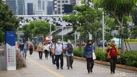 Airlangga mencontohkan, di Pulau Jawa, Provinsi DKI Jakarta hingga Yogyakarta memenuhi kriteria pembatasan tersebut. Di DKI Jakarta, keterisian tempat tidur sudah mencapai di atas 70 persen. Kemudian, di Yogyakarta, jumlah kasus aktif sudah di atas rata-rata nasional.