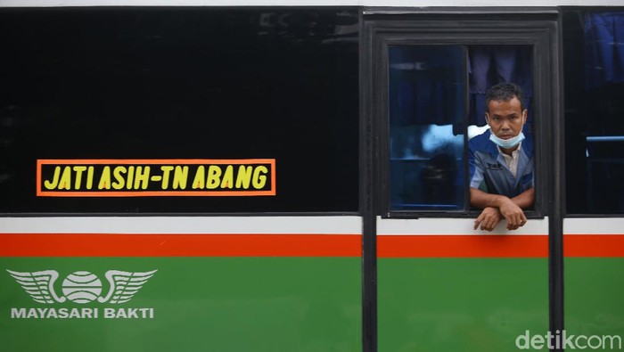 Pemerintah membuat kriteria pembatasan kegiatan masyarakat. Daerah-daerah yang masuk kriteria wajib melakukan pembatasan kegiatan, terutama di Pulau Jawa dan Bali.