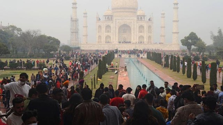 Taj Mahal di hari pertama buka di tahun 2021