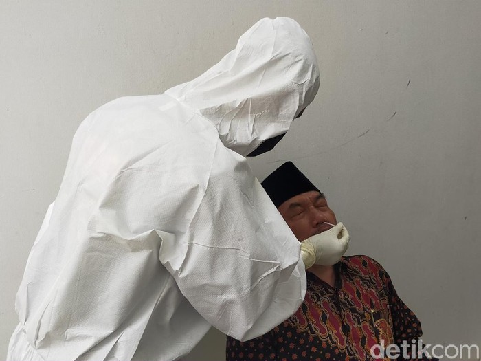 Seluruh anggota dewan dan karyawan di DPRD Surabaya menjalani tes swab. Tes swab rutin ini sebagai antisipasi penyebaran virus COVID-19.