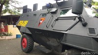 Kedua terduga teroris ditembak mati karena melakukan perlawanan menggunakan senjata tajam jenis parang dan senapan angin jenis PCP (Hermawan-detikcom).