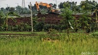 Petugas Dinas Bina Marga melakukan pengerukan tanah untuk lahan makam di TPU Rorotan, Jakarta Utara, Rabu (6/1/2021).