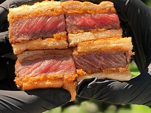 Tren Jajanan Roti Kekinian, Ada Sando dan Seafood Roll Enak