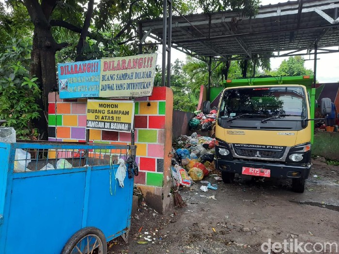 Truk sampah milik Dinas Lingkungan Hidup (DLH) Jember kembali beroperasi, setelah mogok selama dua hari karena tak ada anggaran BBM. Kebutuhan BBM terpenuhi setelah para petugas gerobak sampah di TPS patungan.