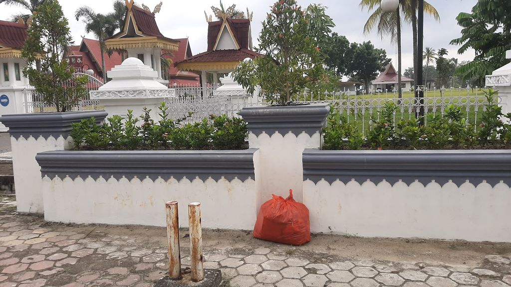 Tumpukan sampah berserakan di sekitar rumah dinas Gubernur Riau (Raja Adil-detikcom)