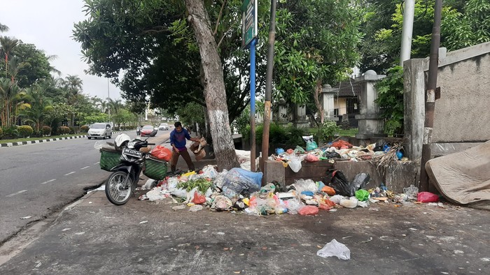 Tumpukan sampah berserakan di sekitar rumah dinas Gubernur Riau (Raja Adil-detikcom)