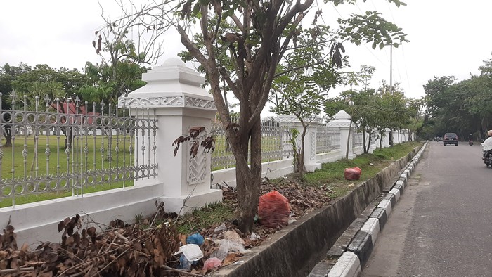 Tumpukan sampah berserakan di sekitar rumah dinas Gubernur Riau (Raja Adil-detikcom)