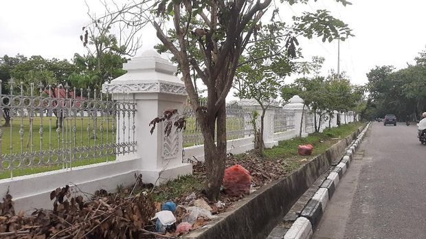 Tumpukan sampah berserakan di sekitar rumah dinas Gubernur Riau (Raja Adil-detikcom)