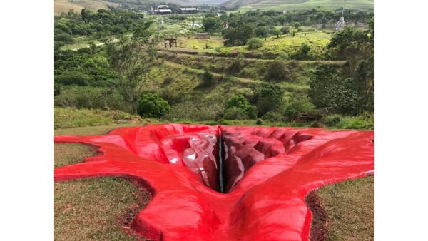 Memiliki panjang 33 meter, karya seni ini dibuat oleh seniman visual Juliana Notari. Ukuran lebar patung vagina raksasa ini yakni 16 meter dan kedalamannya sendiri mencapai 6 meter. Ada makna terkait pembangunan instalasi seni ini. Memiliki panjang 33 meter, karya seni ini dibuat oleh seniman visual Juliana Notari. Ukuran lebar patung vagina raksasa ini yakni 16 meter dan kedalamannya sendiri mencapai 6 meter. Ada makna terkait pembangunan instalasi seni ini.