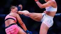 Valerie Loureda (kanan dalam foto) bertarung di ajang kompetisi Bellator di Amerika Serikat. Usianya masih 22 tahun dan masuk di kelas bulu (Instagram/valerieloureda)